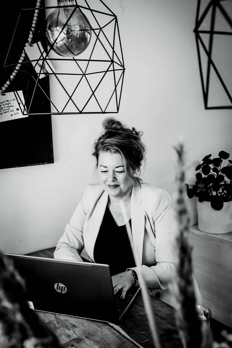 Lisanne Koppe werkt achter haar laptop aan tafel